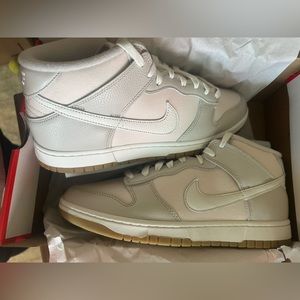 Nike Dunks- Mid